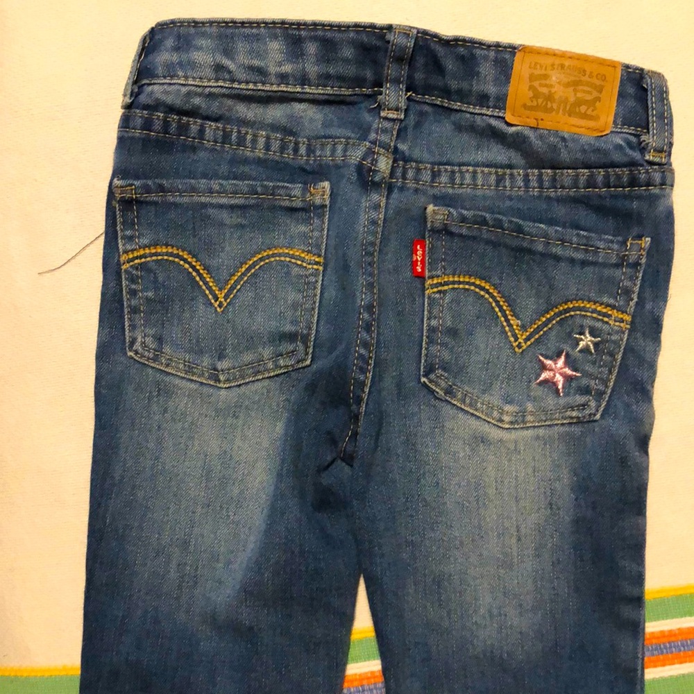 Girls 710 super skinny Levi’s jeans.